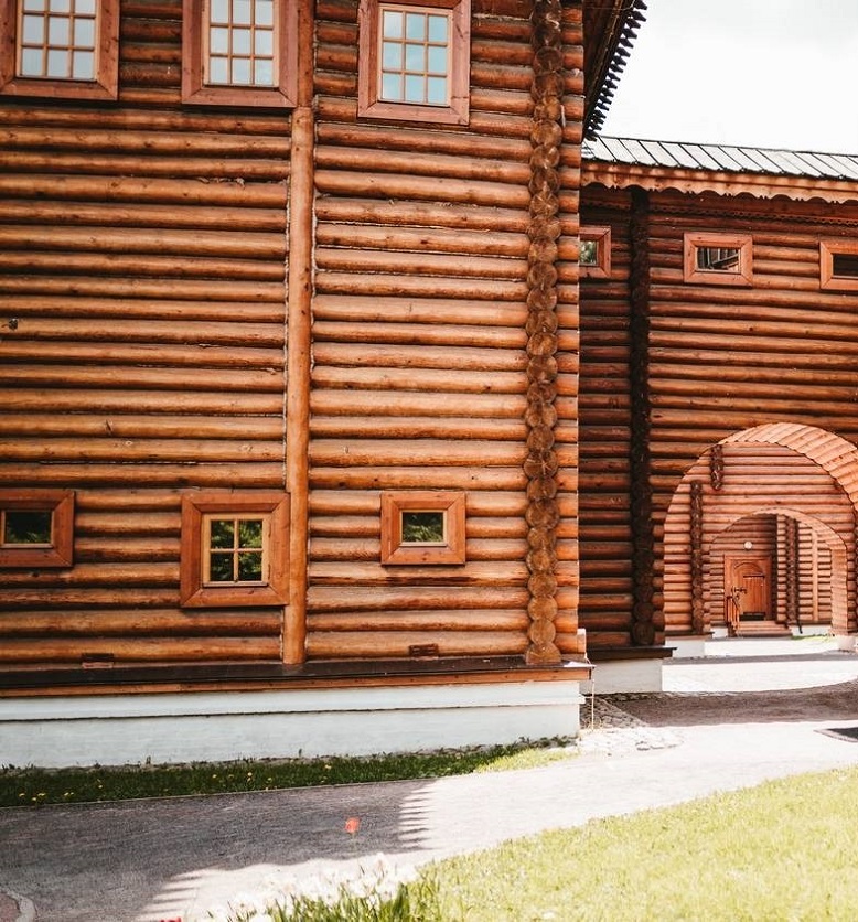 Why are log houses built so quickly?